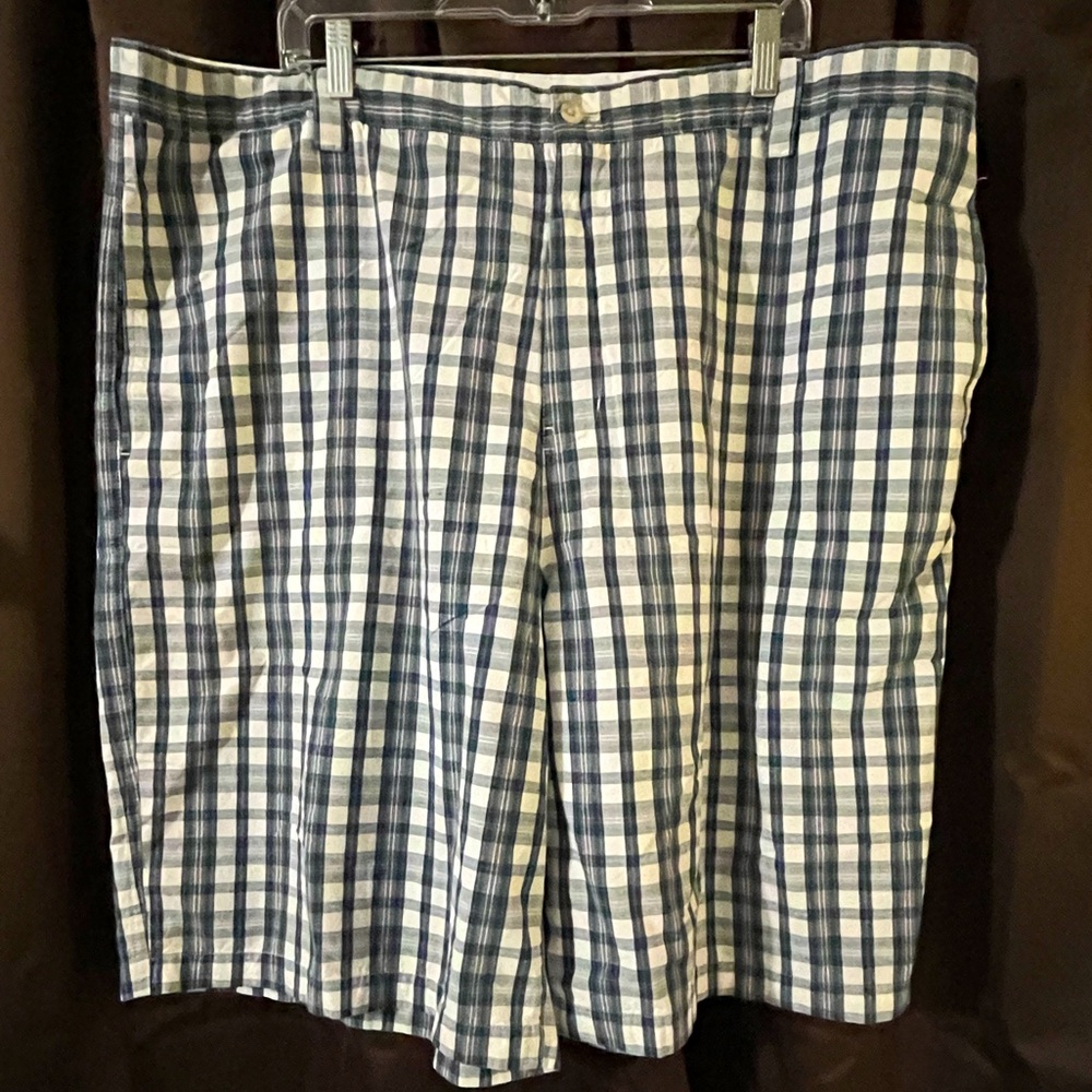 Men’s Chaps Shorts, Size 46, pockets no holes,I’m about to sew the button